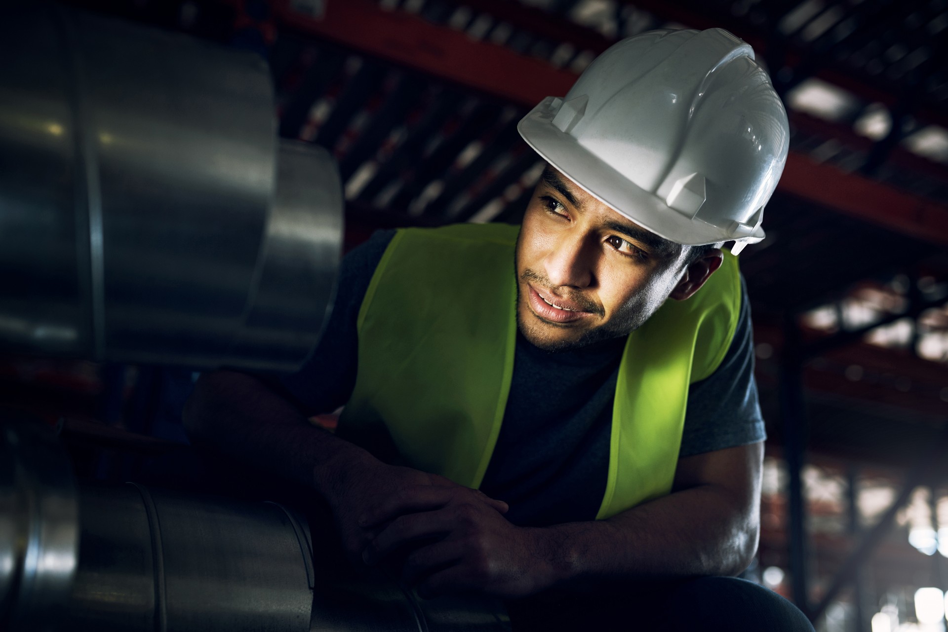 Foto de un joven haciendo inspecciones en una obra de construcción